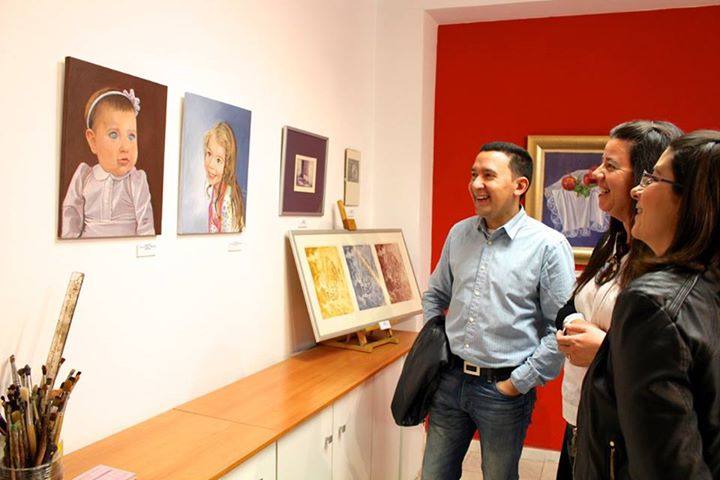Contemplando la exposición colectiva en la Academia y Galería "La Espiral".