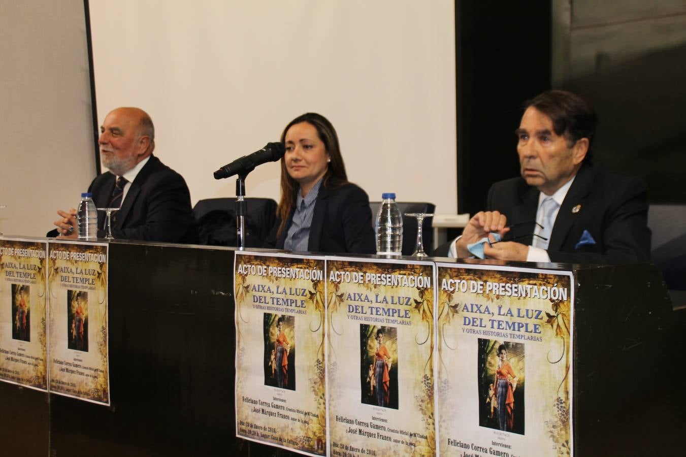 José Márquez (a la izquierda) con la alcaldesa y el cronista de Jerez , en la presentación de su libro. 