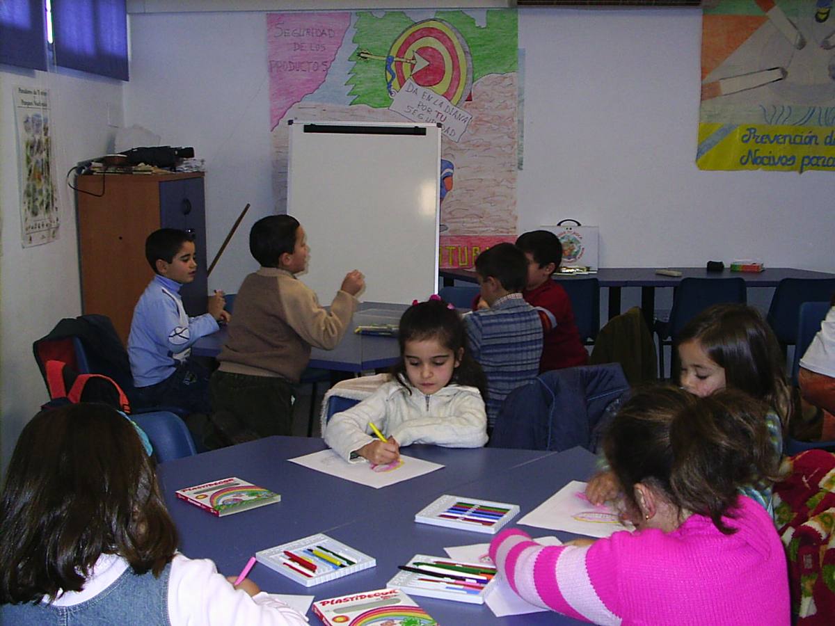 Escolares en uno de los talleres que imparte la Escuela Permanente de Consumo. Cedida.
