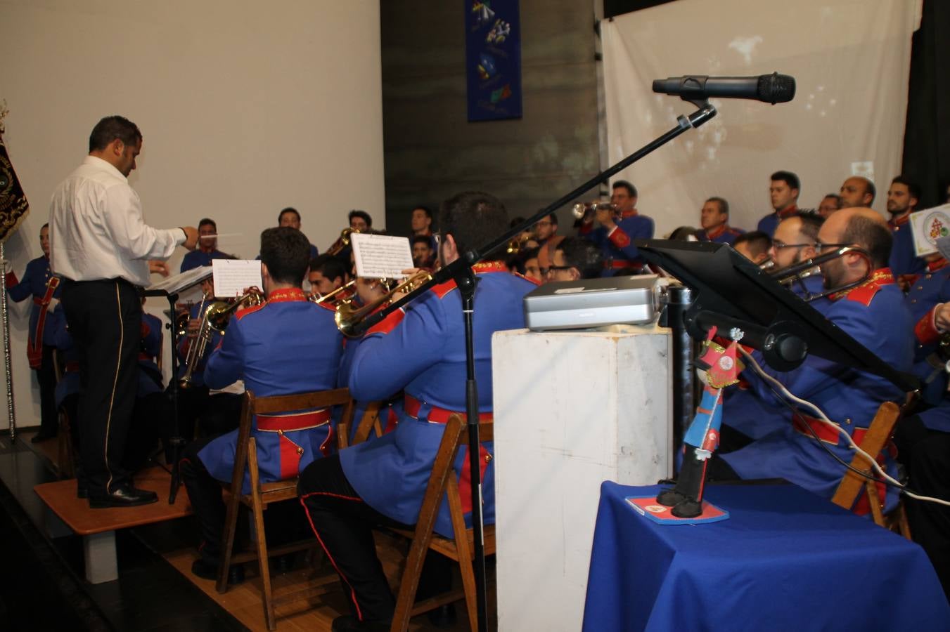 La Agrupación 'Maestro Sousa' de la OJE interpretó varias marchas durante el acto.