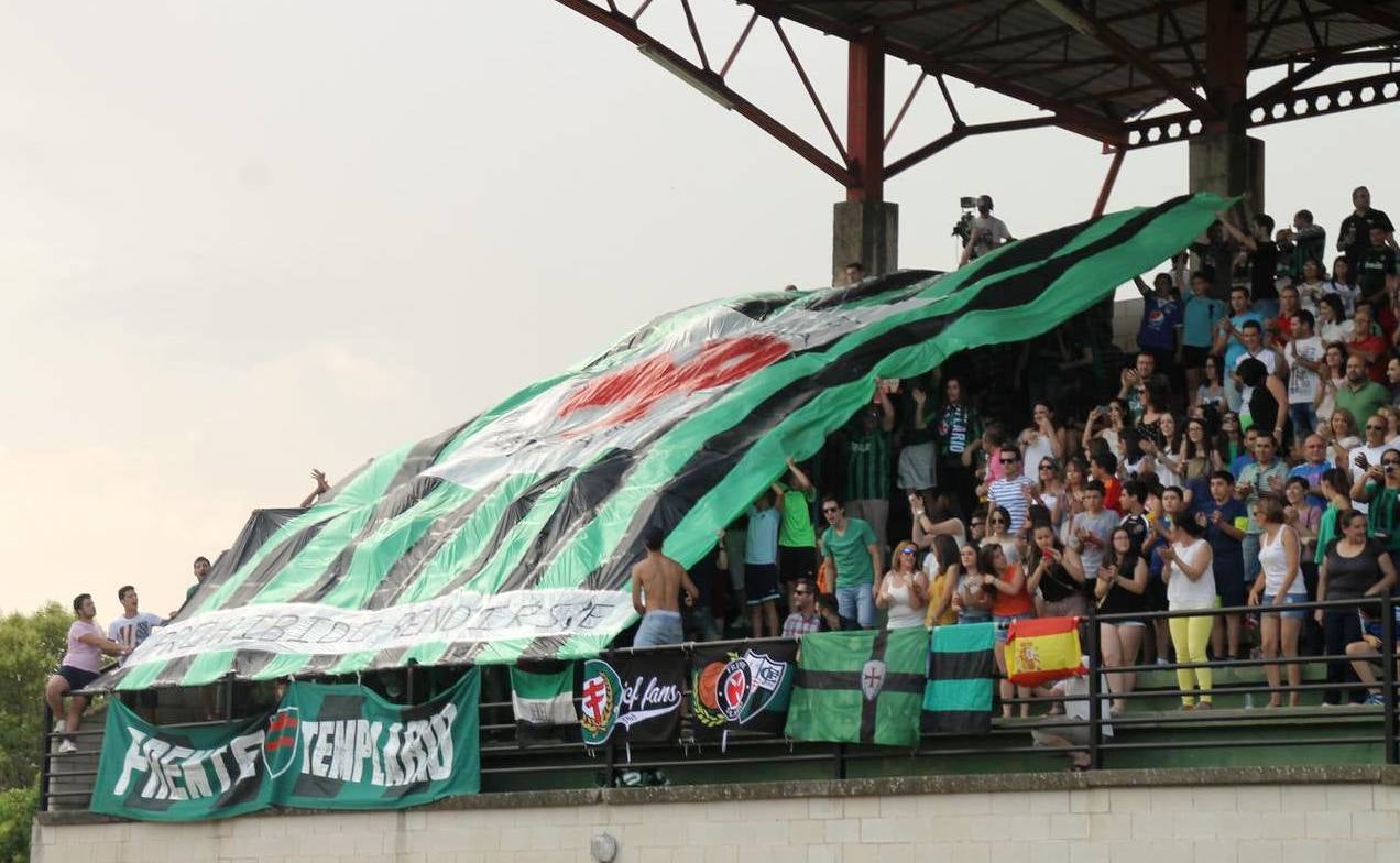 Aficionandos del Frente templario animando a su equipo, el Jerez, la pasada fase de ascenso.