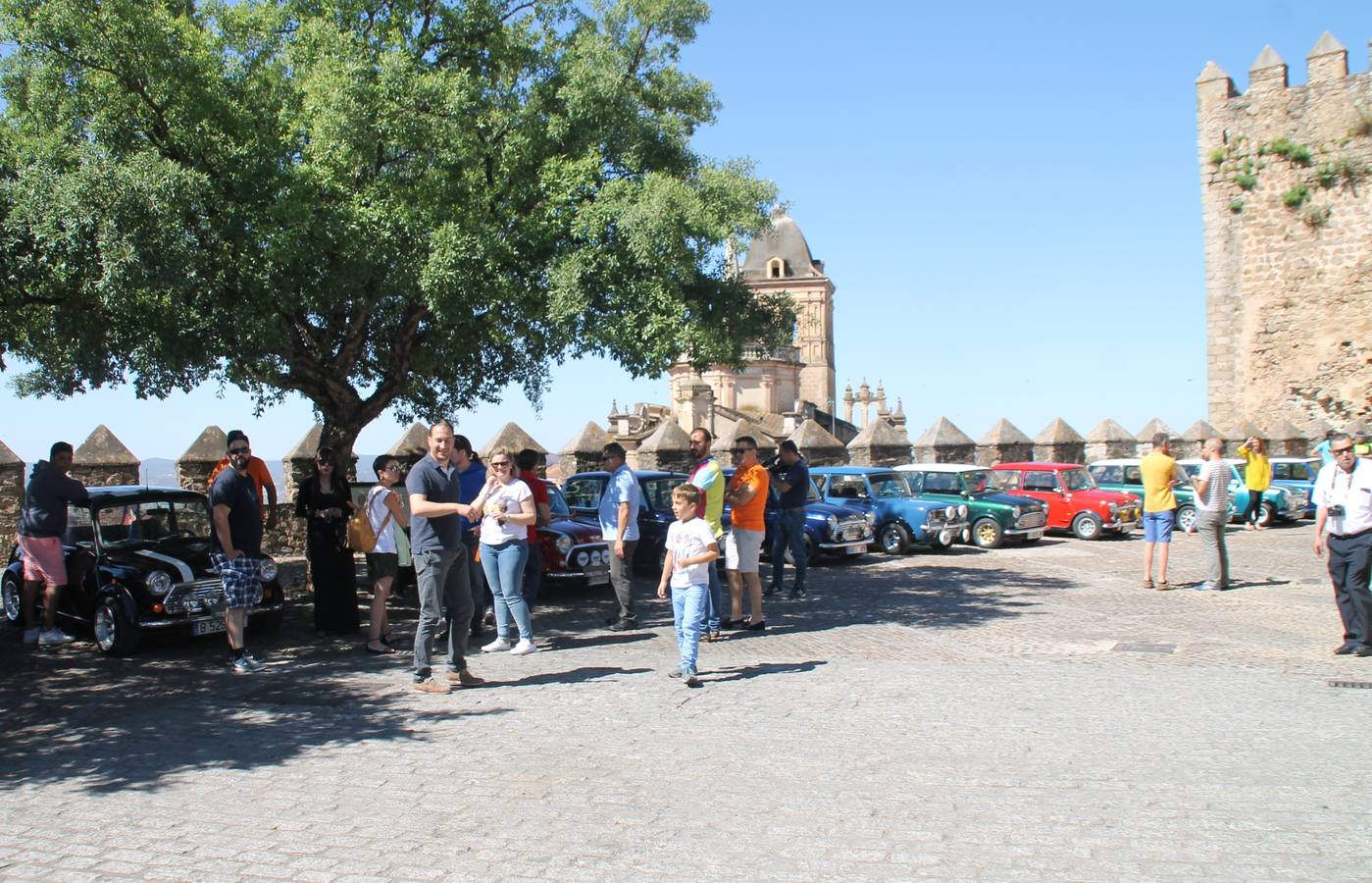 Participantes en la quedada con sus minis clásicos, en la Plaza de la Alcazaba.