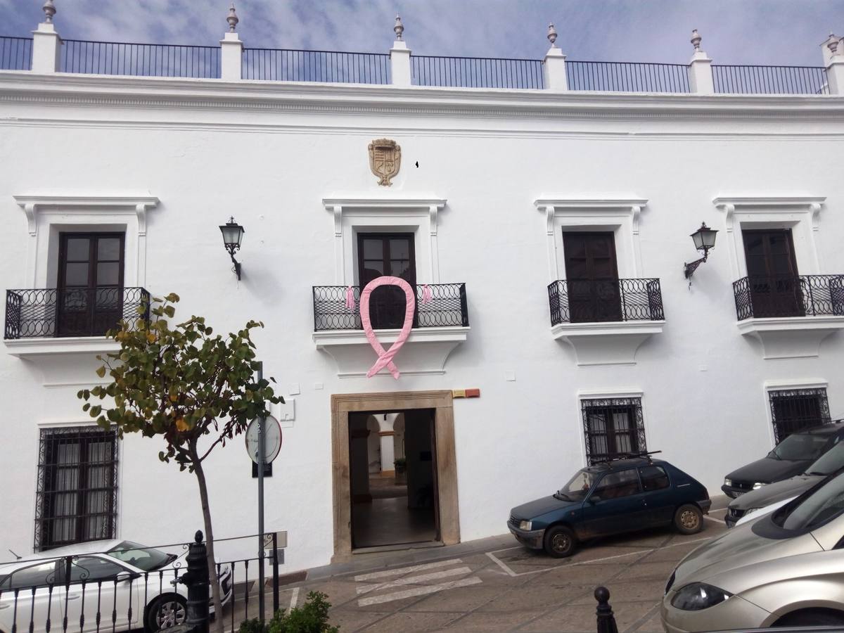 Un gran lazo rosa luce en la fachada del Centro cultural San Agustín.