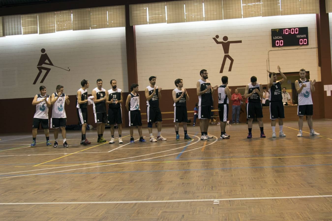Jugadores del Xerixia durante el homenaje a 'Madri'.