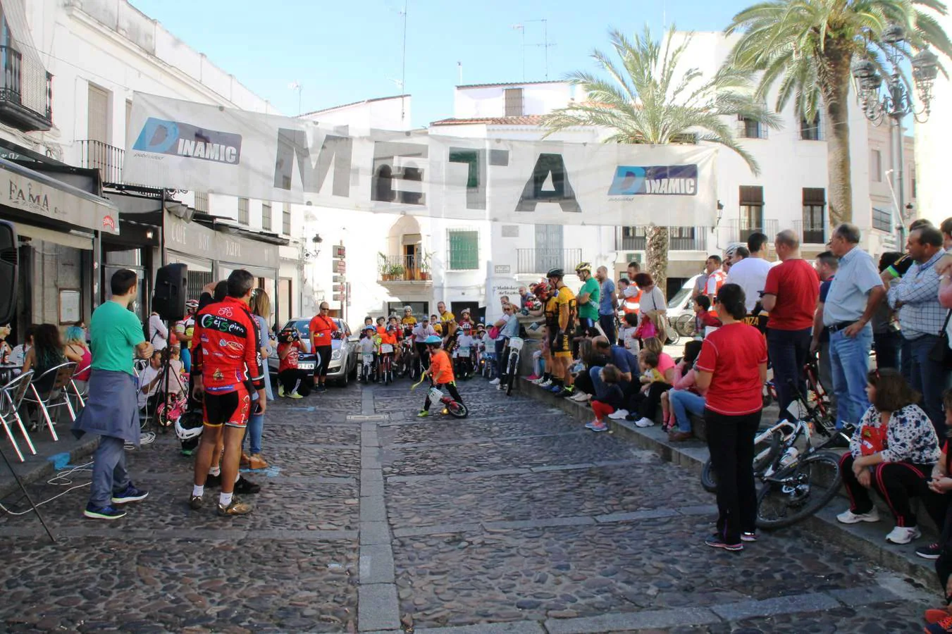 Los más pequeños disfrutando en la carrera de cintas.