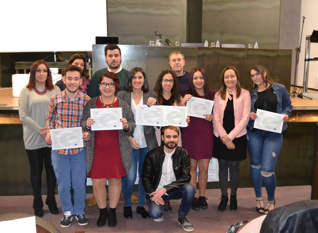 Alumnos junto a autoridades y profesores, tras recoger el certificado que acredita su formación.