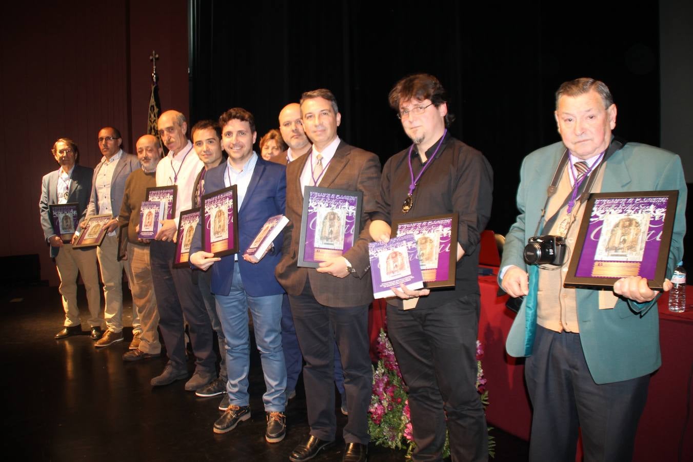El libro sobre el incendio de 1965 en  el templo de Santa María subraya la unión del pueblo ante este hecho asolador