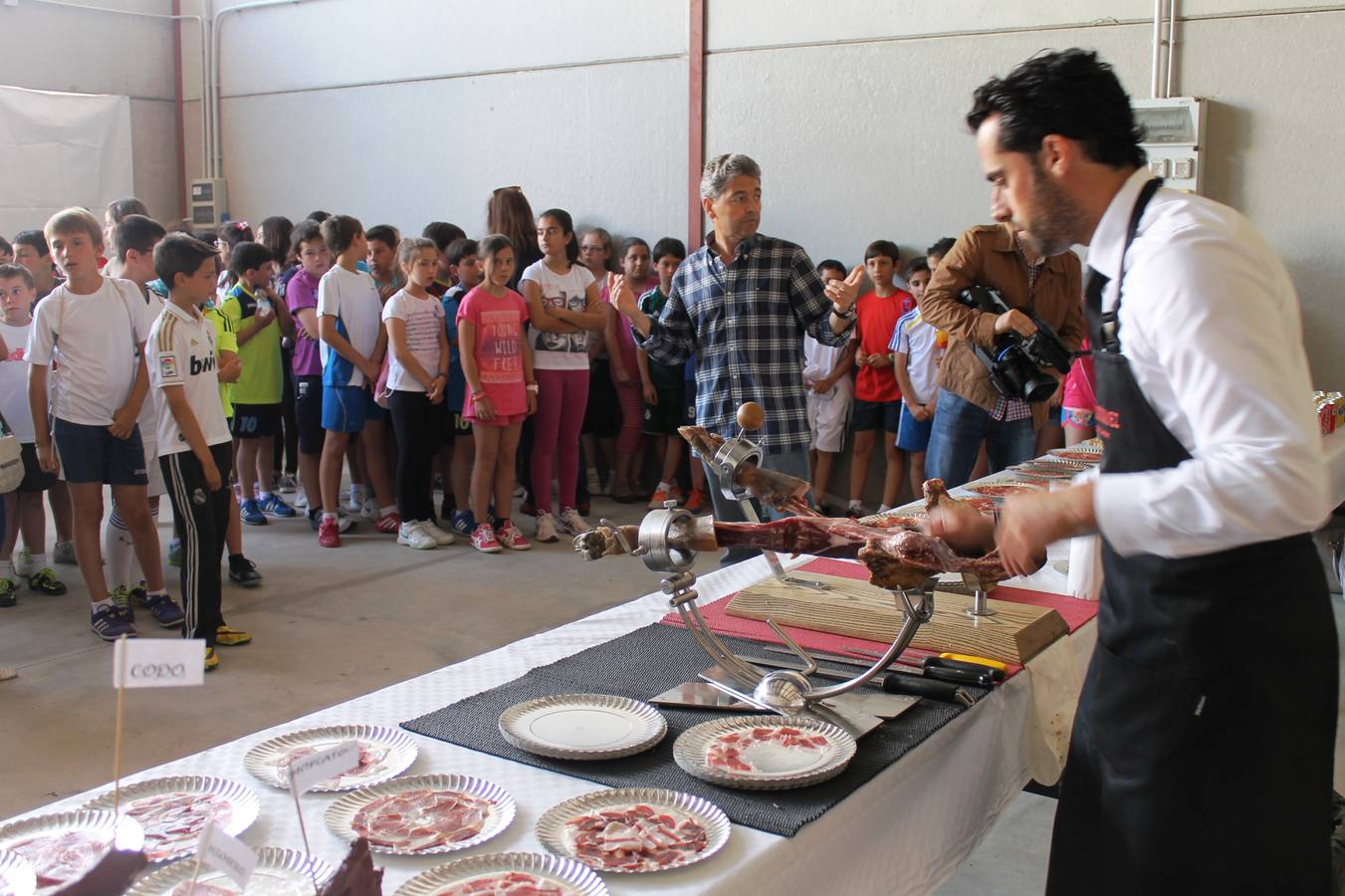 Jornadas de cala y cata para escolares en el Salón del Jamón Ibérico, realizadas por la OMIC y la Escuela de Consumo junto con la D.O. 'Dehesa de Extremadura'.