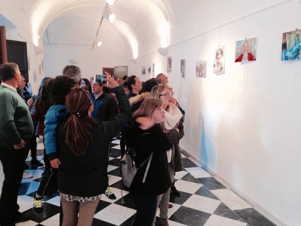 Visitando la exposición en la sala 'Francisco Benavides Pitel', en el Centro Cultural San Agustín. 