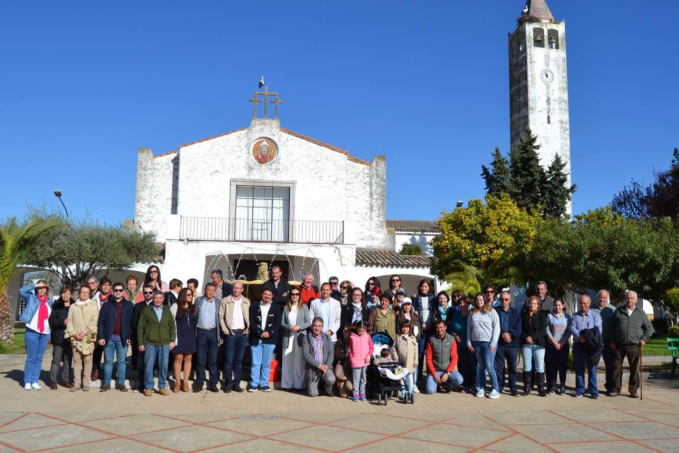 Vecinos de las dos poblaciones y autoridades en una foto de familia en Brovales.