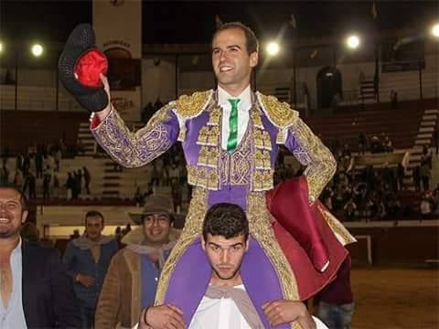 Jaime Martínez a hombros de su hermano en el momento de su alternativa.