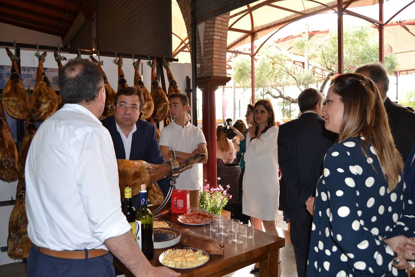 Fernández Vara anima a mantener “el pulso y el tino” en el sector del porcino