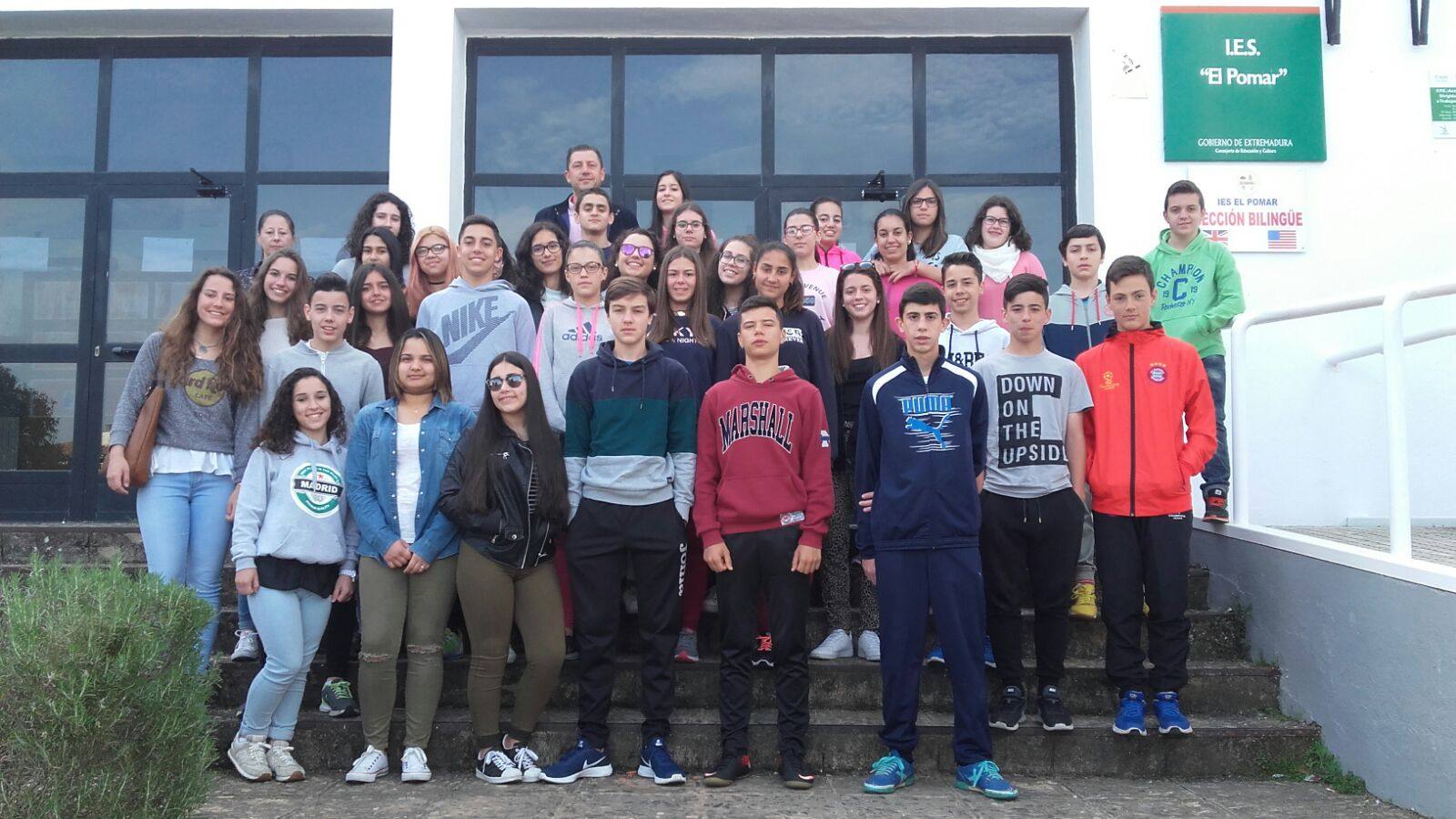 Alumnos participantes en la visita al Instituto 'El Pomar'.
