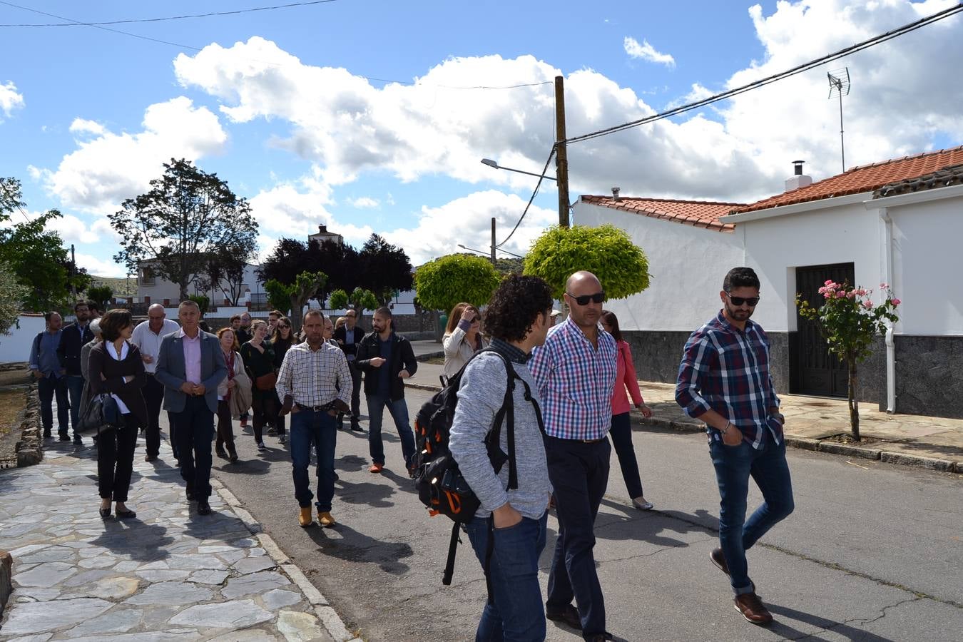Aquitectos participantes en el proyecto, junto a autoridades y vecibnos, en su reorrido por La Bazana.