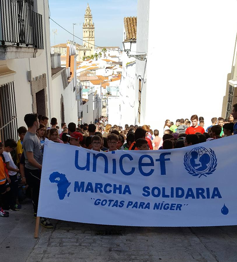 Escolares de los centros educaativos durante la marcha por las calles de Jerez. Genaro González.