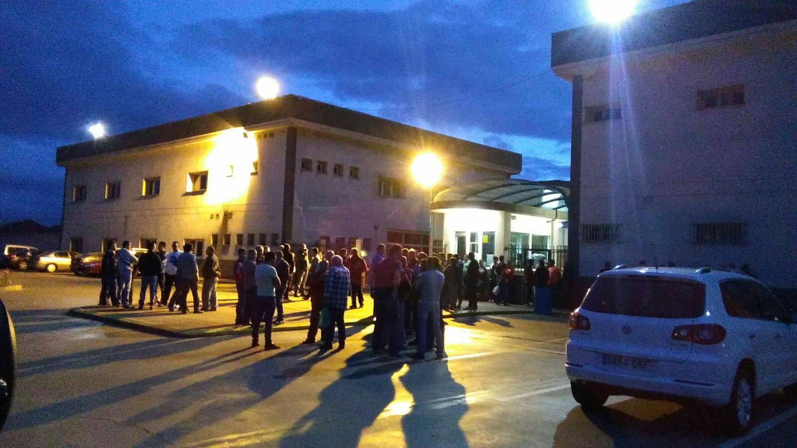 Trabajadores concentrados a las puertas de la acería jerezana.