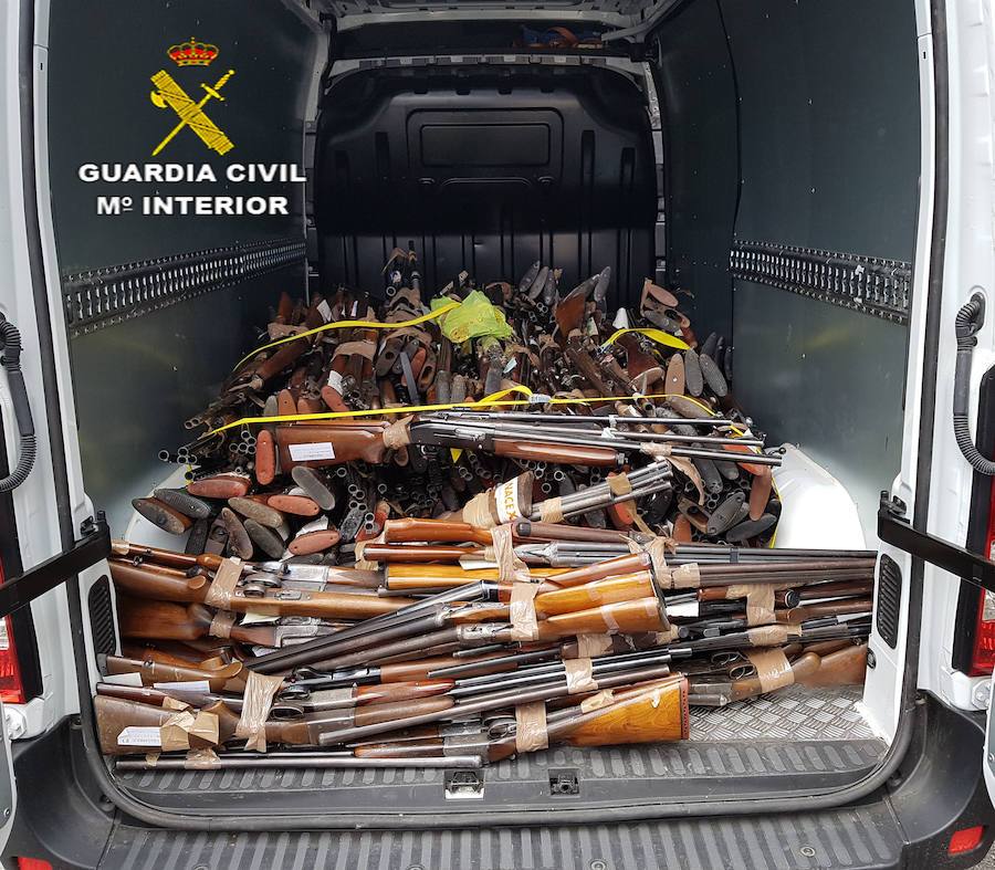 Armas que han sido destruidas en la siderúrgica Balbola con la Guardia Civil como testigo.