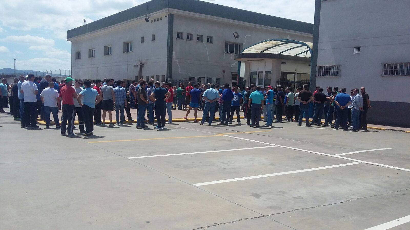 Trabajadores a las puertas de la Siderúrgica durante los paros.