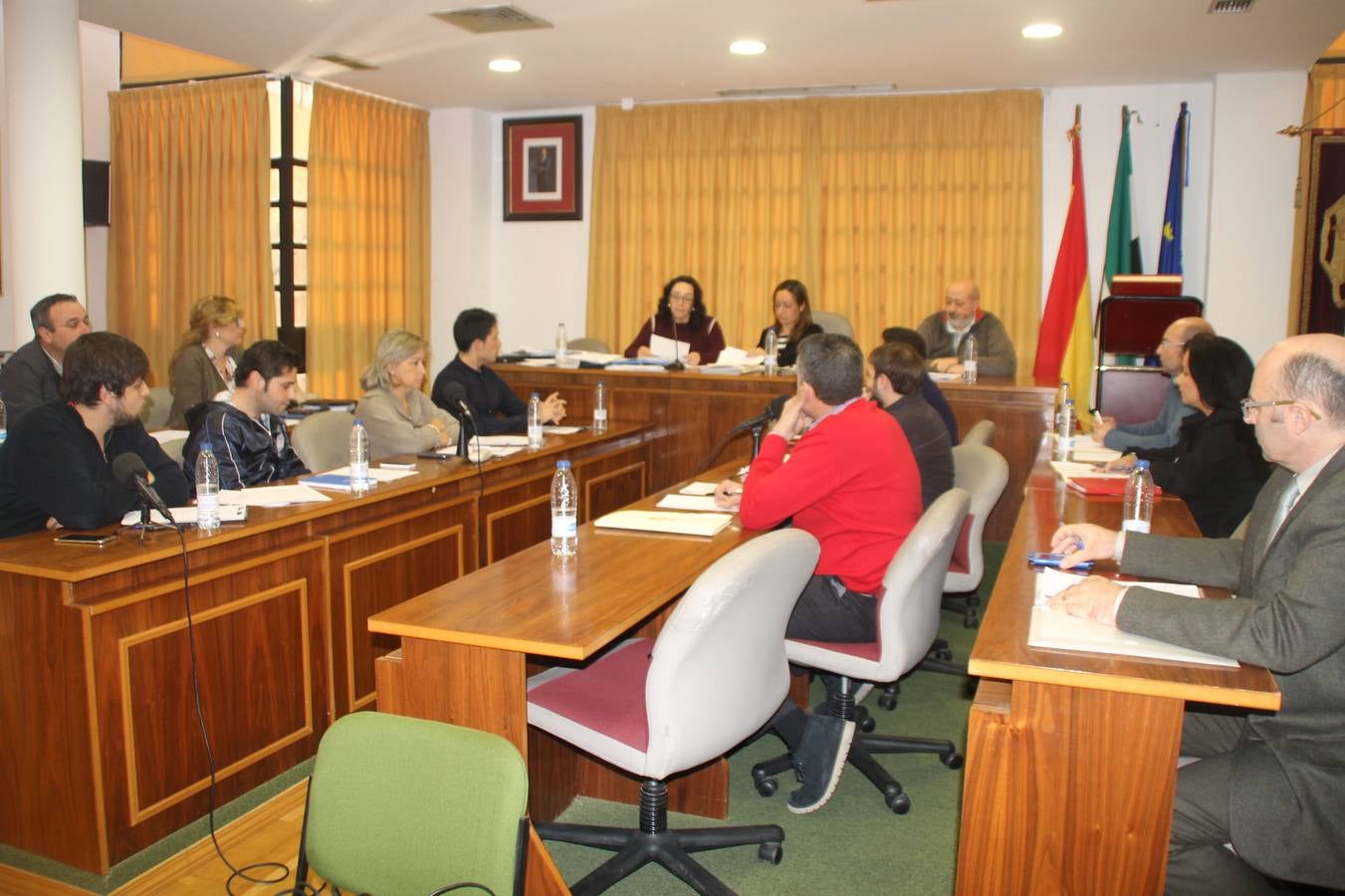 Grupos políticos en una sesión plenaria en el Ayuntamiento de Jerez de los Caballeros.