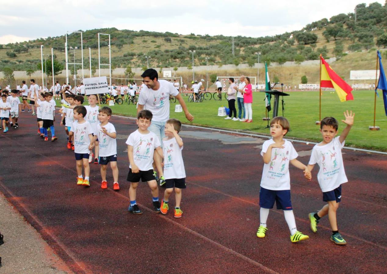 Alumnos de la Escuela Municipal de Deportes durante el desfile.