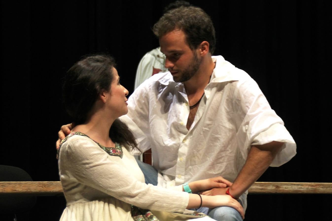 Cristina Hernández como 'María' y Emilio Martín como 'Mateo' en el ensayo de una escena de la obra.