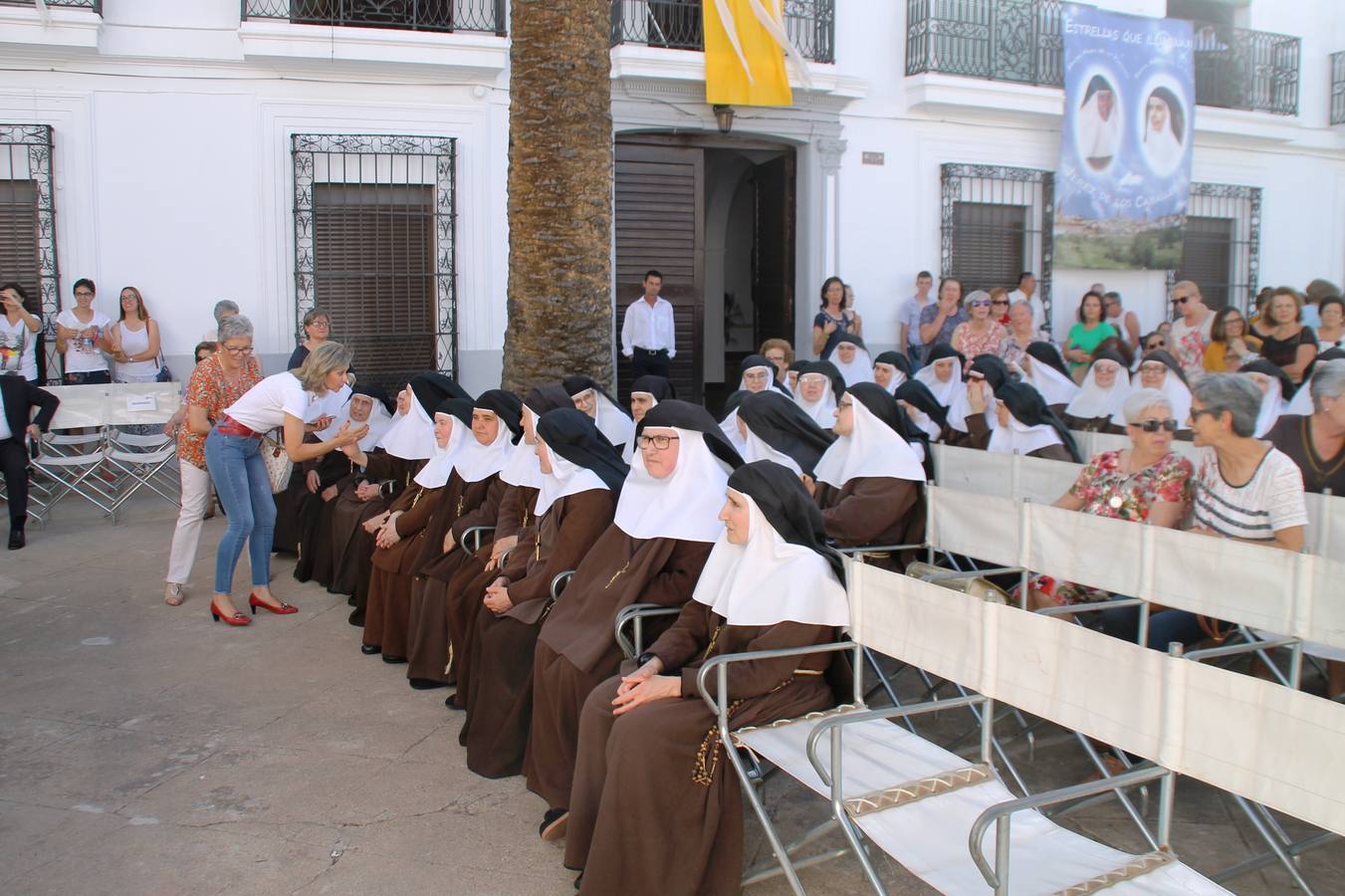 Hermanas de la Cruz ayer en el acto inaugural celebrado en el patio del Convento.