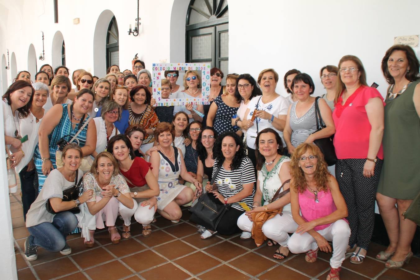 Antiguas alumnas  y maestras del Colegio 'Madre de Dios' de las Hermanas de la Cruz en su convivencia.