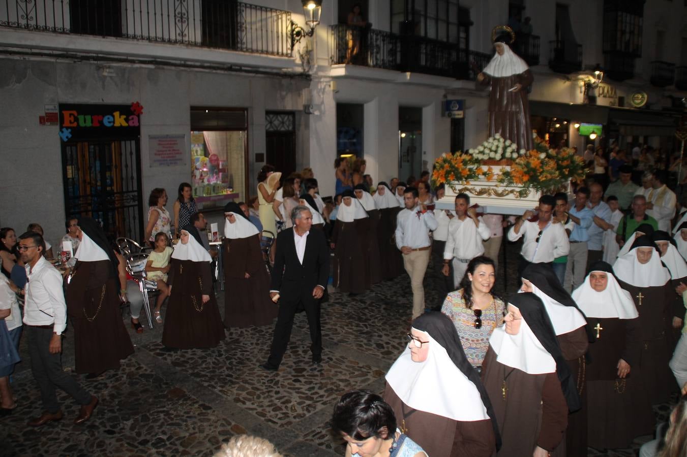 Procesión a su paso por la Plaza de España.P.D.