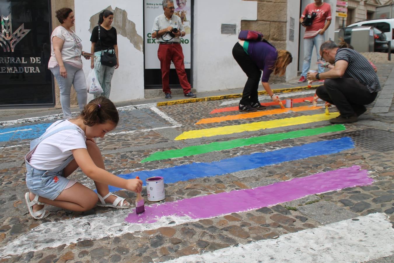 Vecinos y autoridades han participado en la pintada de los pasos de peatones con los colores de la diversidad y la inclusión.