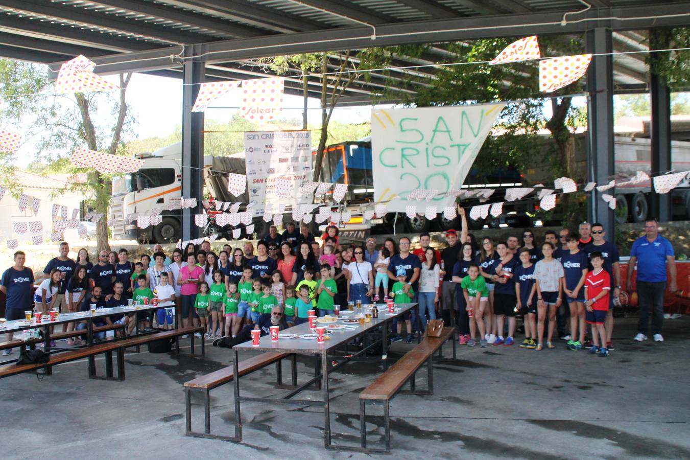 Camioneros con familiares y amigos celebrando la festividad de su patrón,con una convivencia en el Centro de transportes.