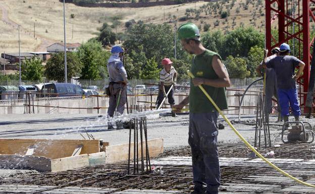 Obreros trabajando en la jornada de este martes.
