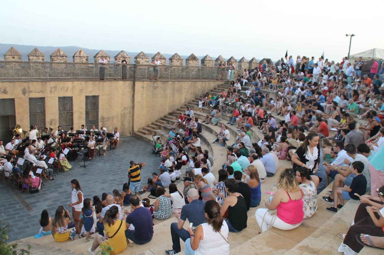 El público acompañó el concierto medieval de la Asociación Musical de Jerez de los Caballeros.