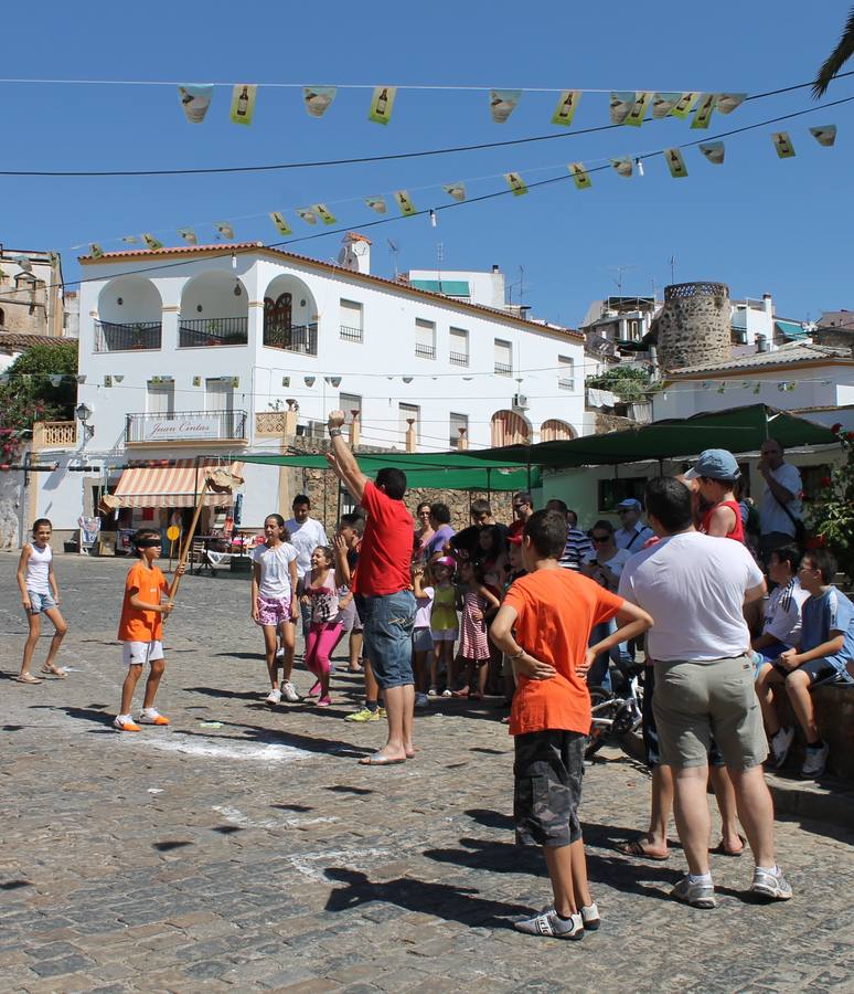 Niños con el tradicional juego de los pucheros en la Plaza de Santiago.