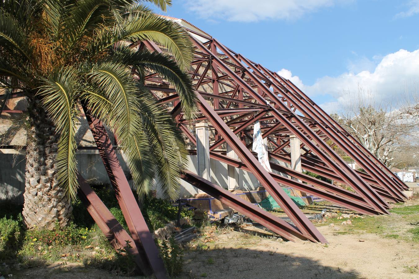 Espacio que ocupada la pérgola en el parque de Santa Lucía, cubierto por la estructura que ha mantenido apuntalo los tramos laterales al tramo de muralla colapsado. 