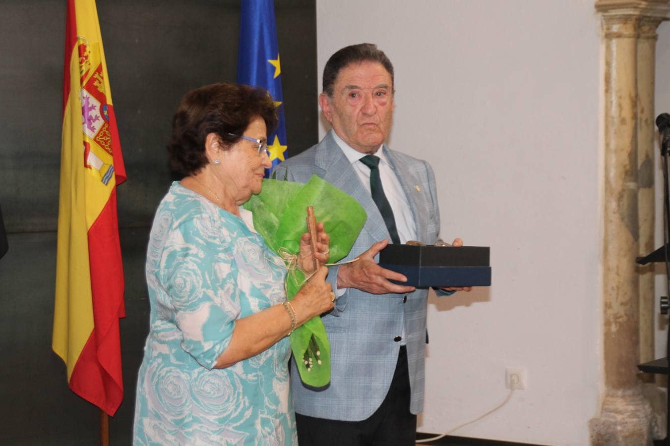 El empresario Alfonso Gallardo, junto a su esposa durante el acto de reconocimiento.