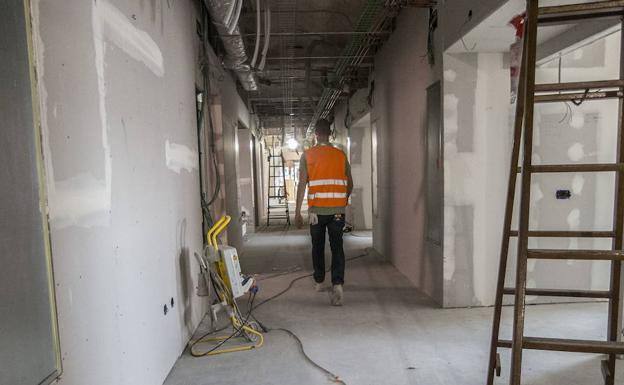 Así estaban las obras de la Unidad de Oncohematología Pediátrica en La quinta planta del Materno Infantil de Badajoz en el mes de marzo.