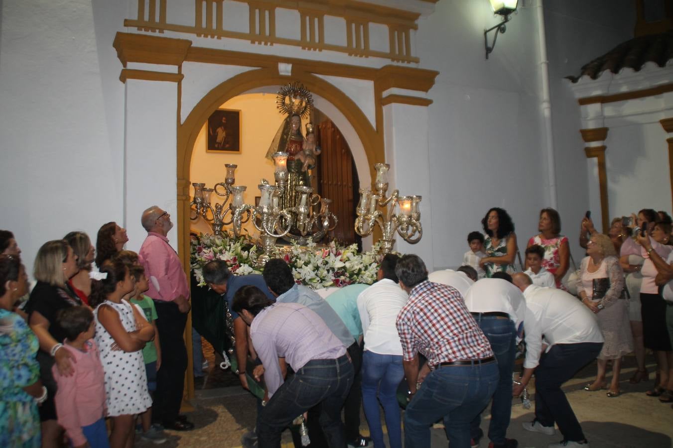 Momnto de la entrada de la imagen de la Patrona en su Santuario.
