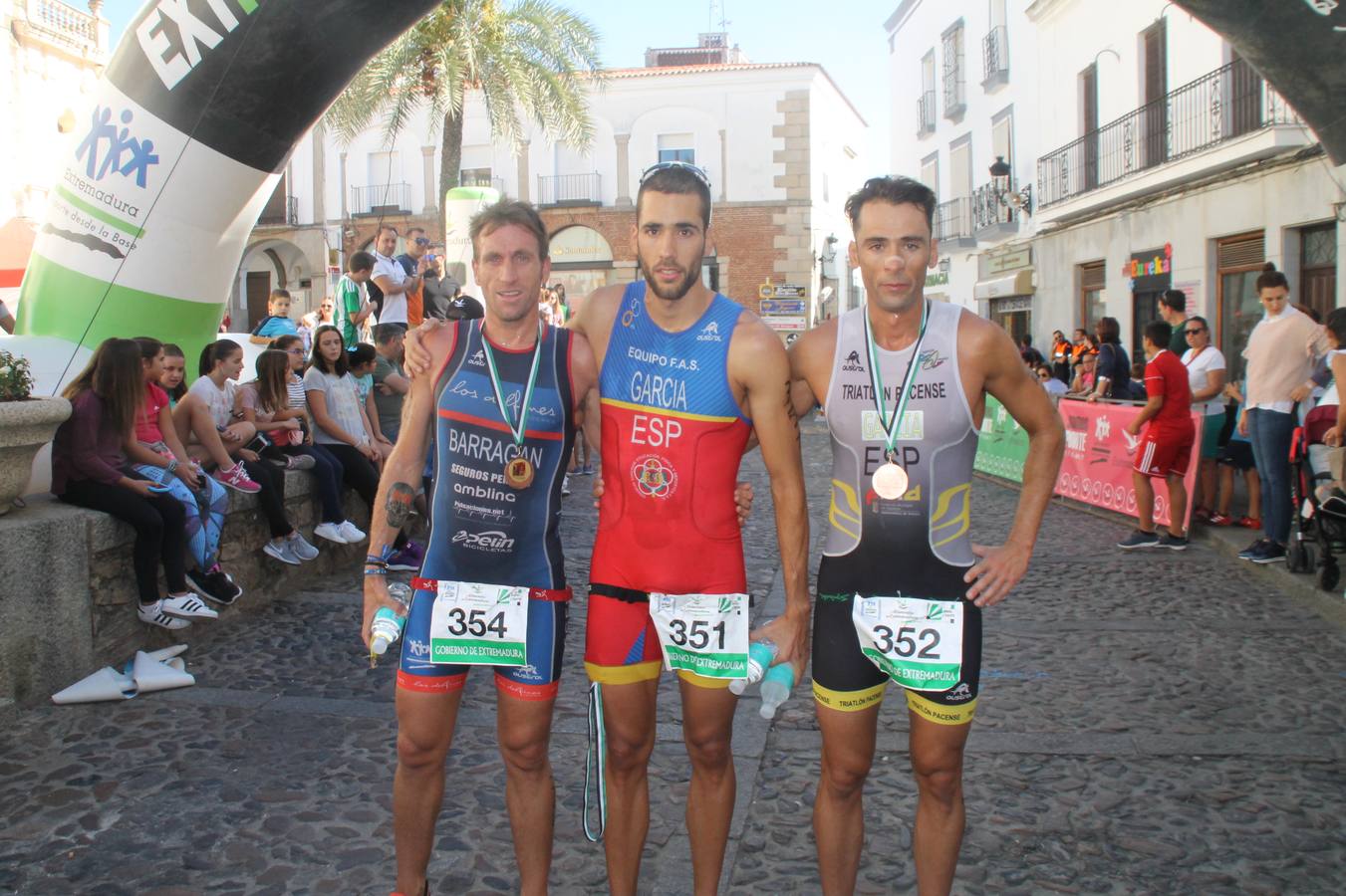 Álvaro García Gañán, en el centro, campeón del III Triatlón 'Ciudad del Temple', junto a Javier Barragán y a Francisco Javier García, segundo y tercer clasficado, respectivamente.
