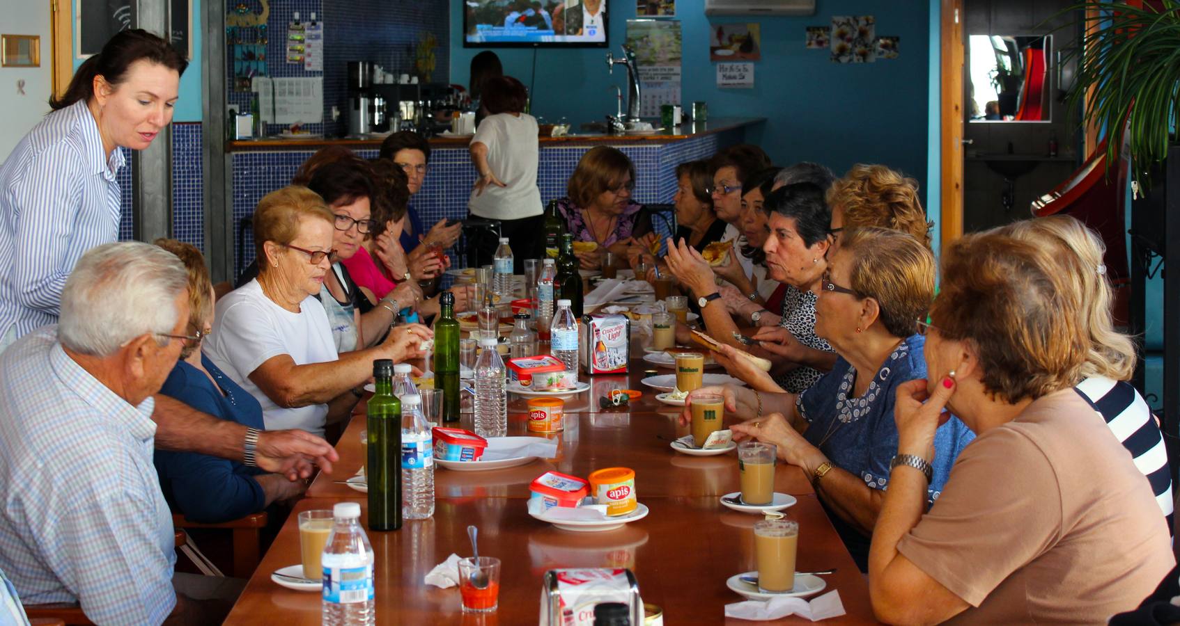 La Semana del Mayor ha comenzado esta mañana con un desayuno saludable en el Hogar de Mayores. Mari Paz Romero.