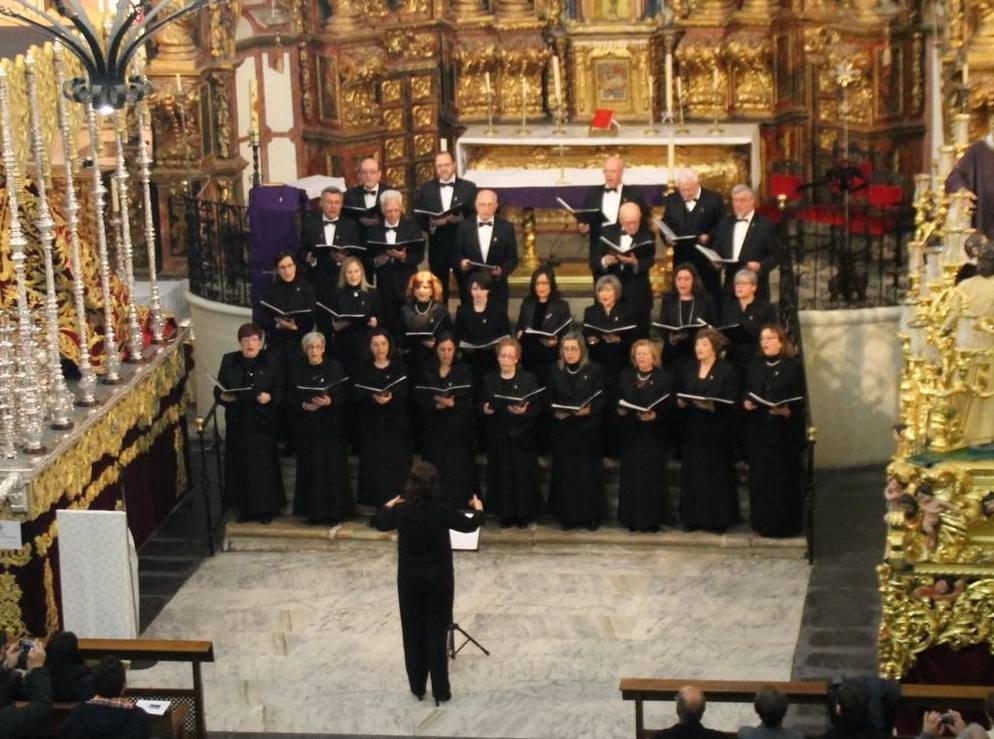 Coral de la Escuela Municipal de Música en un concierto sacro en la iglesia de Santa Catalina.
