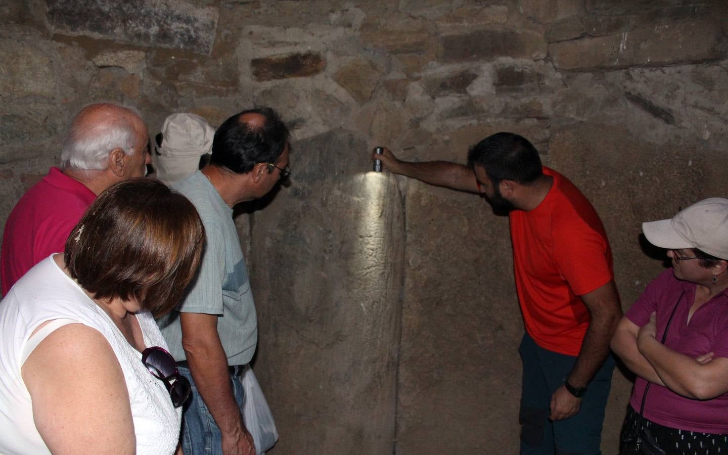 Roberto Fernández muestra las inscripciones en la Cámara del dolmen de Toriñuelo.