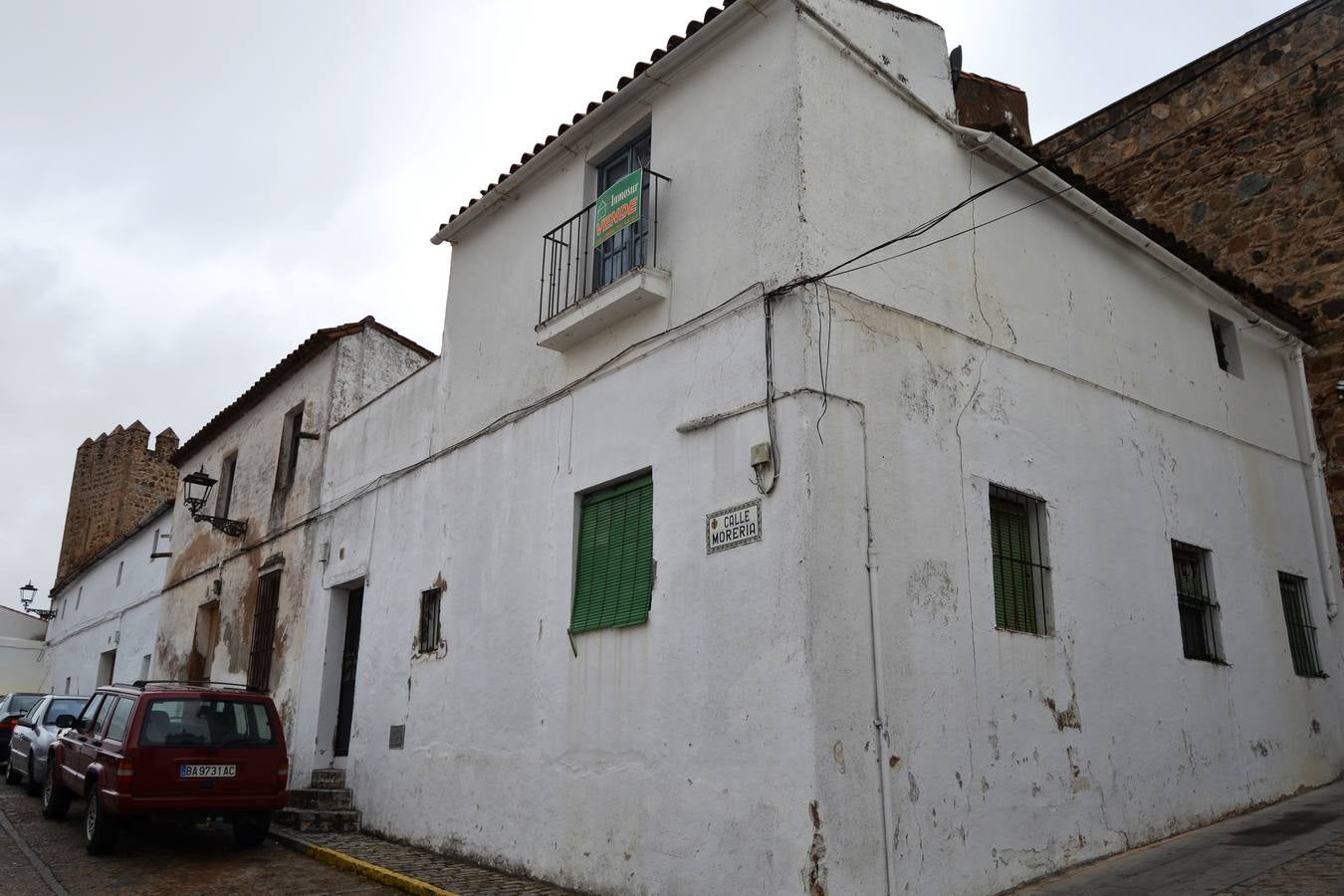 Viviendas junto al lienzo de muralla de La Alcazaba que el Ayuntamiento gestiona adquirir para poner en valor dicho bien patrimonial.