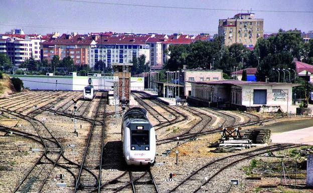 Estación de Cáceres, con dos trenes diésel modelo R-598, que son los que circulan por Extremadura.