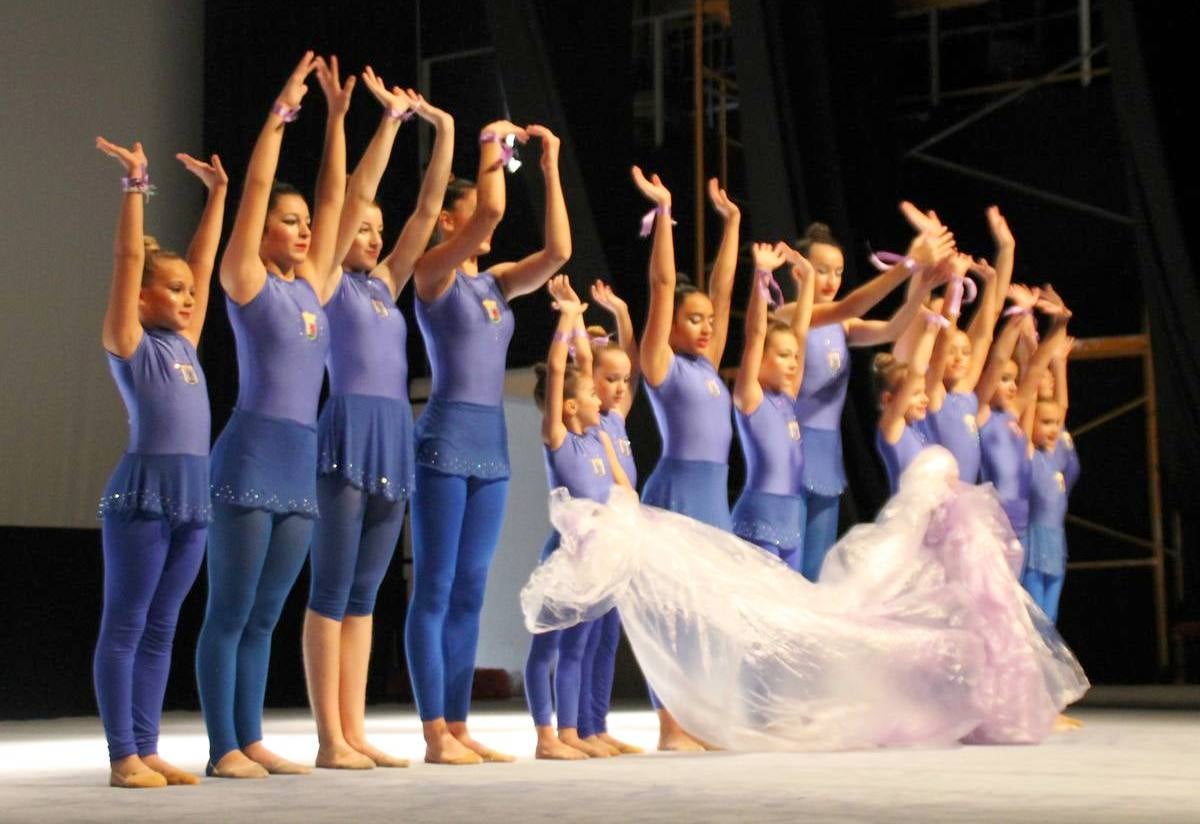 Grupo de alumnas de la medallista olímpica Nuria Cabanillas ayer en el cine-teatro Balboa.