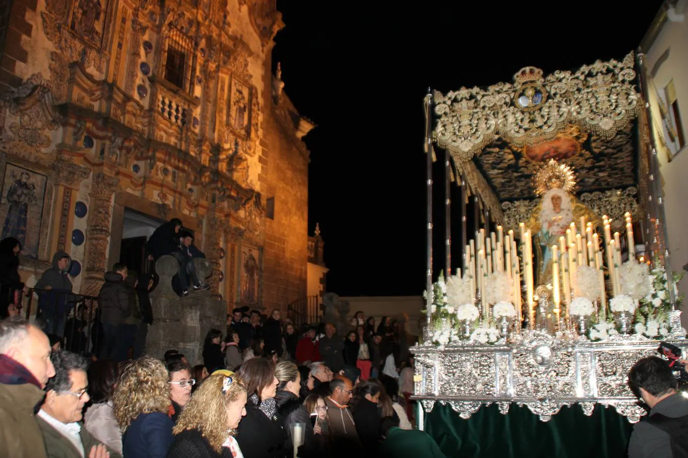 Imagen de la Esperanza Macarena en su salida desde el templo de