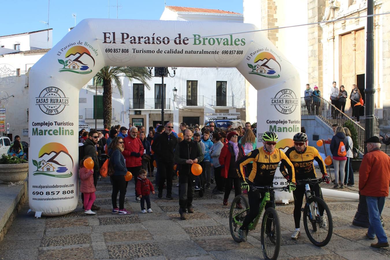 Participantes ayer, en la Ruta por la inclusión que partió desde la Plaza de España.