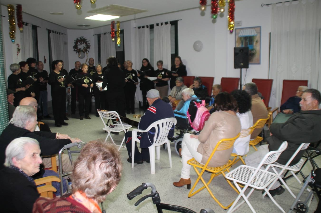 Actuación de la Coral de la Escuela Municipal de Música, esta semana en la Residencia Hernando de Soto.
