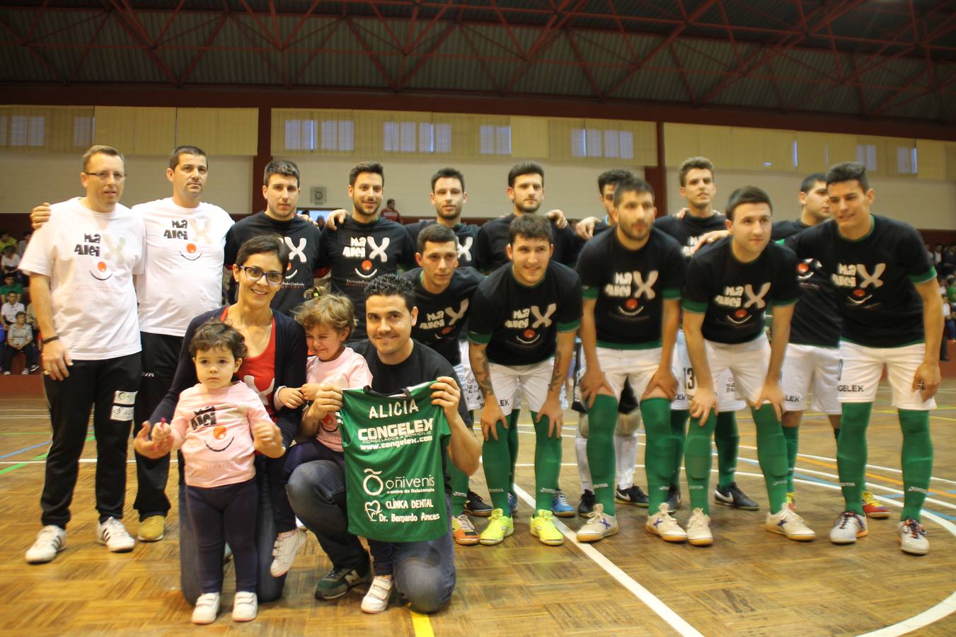 Víctor González junto a su familia y al equipo del Jerez Futsal en el partido solidario que dedicaron a la investigación de la Histiocitosis. 