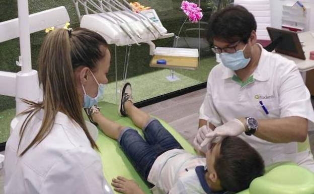 El SES pone en marcha el Plan de Atención Dental gratuito para menores de seis años