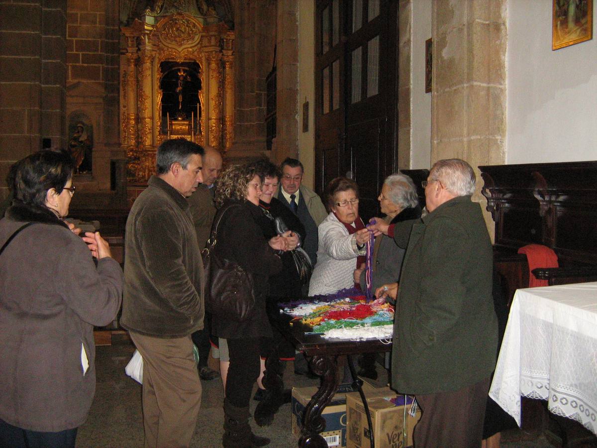 Pequeños y mayores acuden a la iglesia de Santa María, cada 3 de febrero, para comprar su cordón de San Blas.